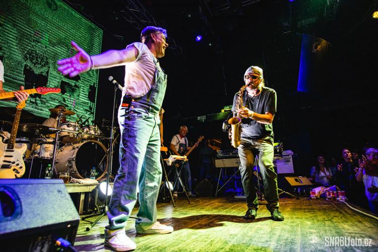 FOTOGALERIE: Monkey Business roztančili olomoucký Sklub. Poprvé od karantény