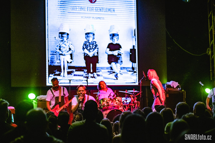 FOTOGALERIE: Monkey Business roztančili olomoucký Sklub. Poprvé od karantény