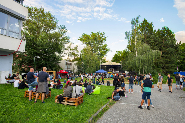 FOTOGALERIE: Divokej Bill zavítal před S-klub v Olomouci. V pátek zde vystoupí Vyspaná fixa