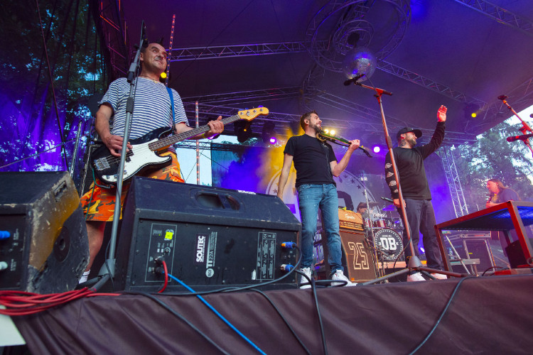 FOTOGALERIE: Divokej Bill zavítal před S-klub v Olomouci. V pátek zde vystoupí Vyspaná fixa