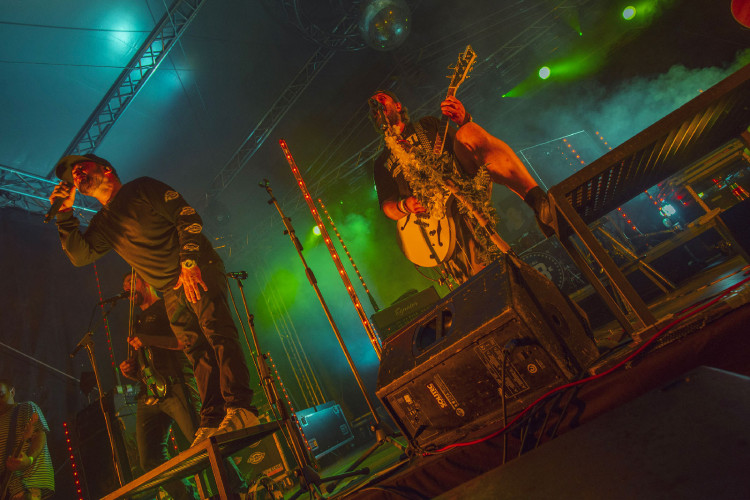 FOTOGALERIE: Divokej Bill zavítal před S-klub v Olomouci. V pátek zde vystoupí Vyspaná fixa