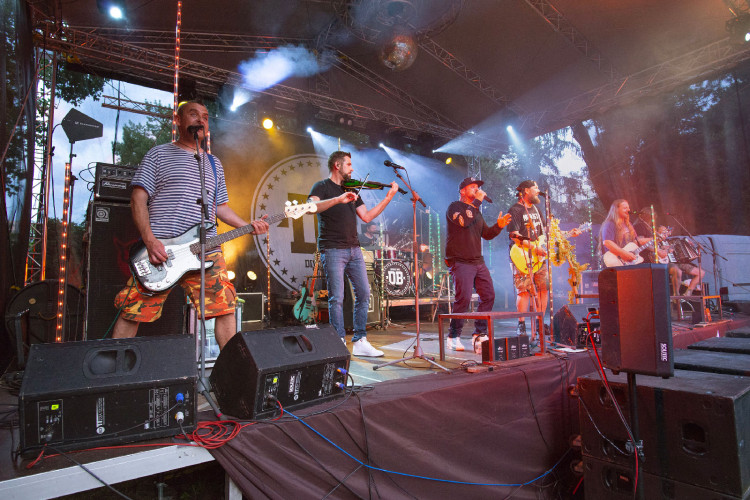 FOTOGALERIE: Divokej Bill zavítal před S-klub v Olomouci. V pátek zde vystoupí Vyspaná fixa