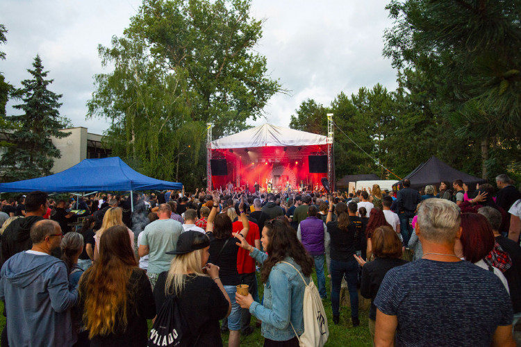 FOTOGALERIE: Divokej Bill zavítal před S-klub v Olomouci. V pátek zde vystoupí Vyspaná fixa