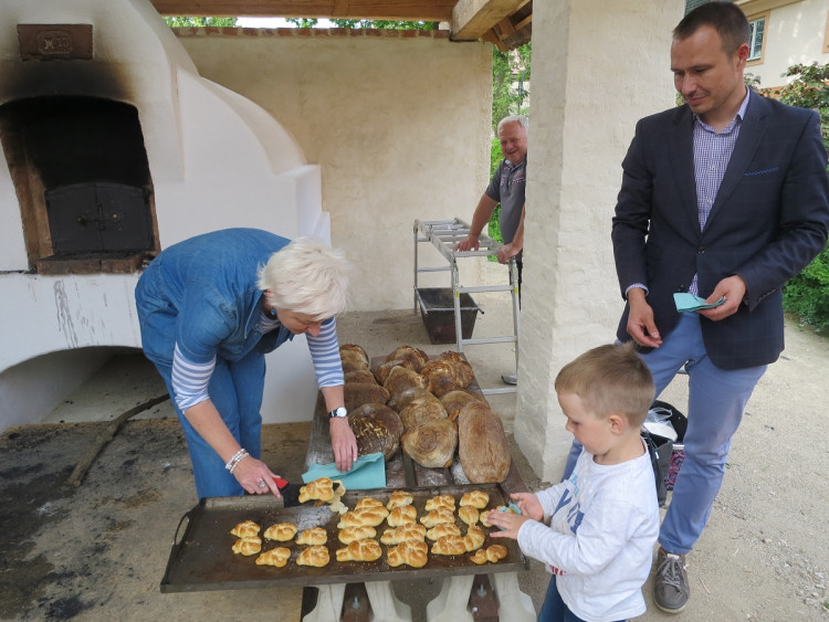 FOTO: Obecní pec už slouží svému účelu