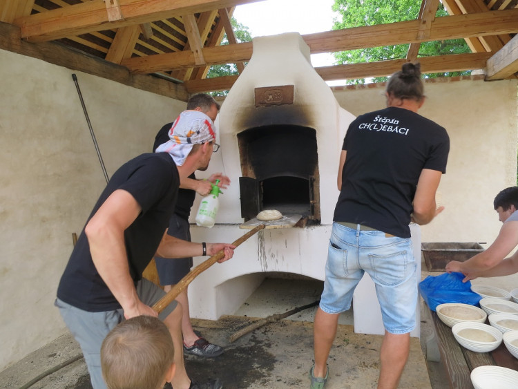 FOTO: Obecní pec už slouží svému účelu