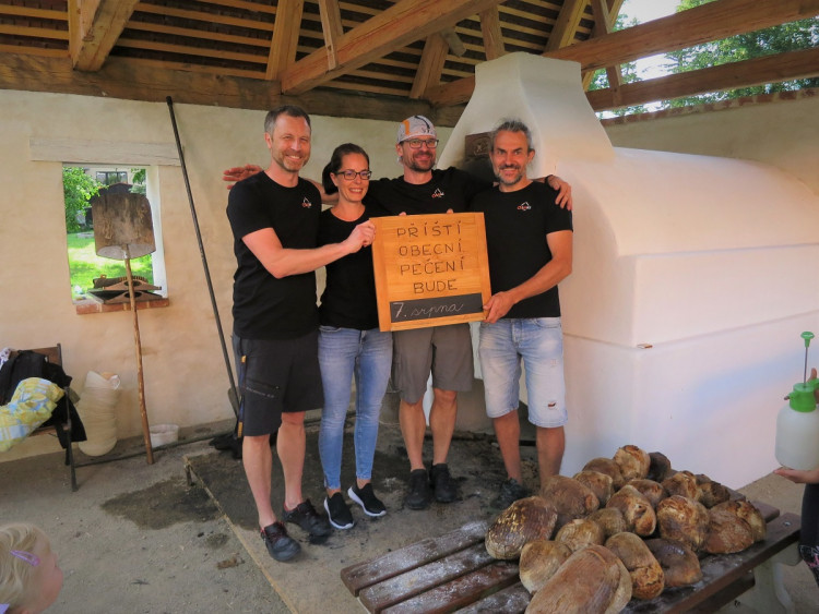 FOTO: Obecní pec už slouží svému účelu