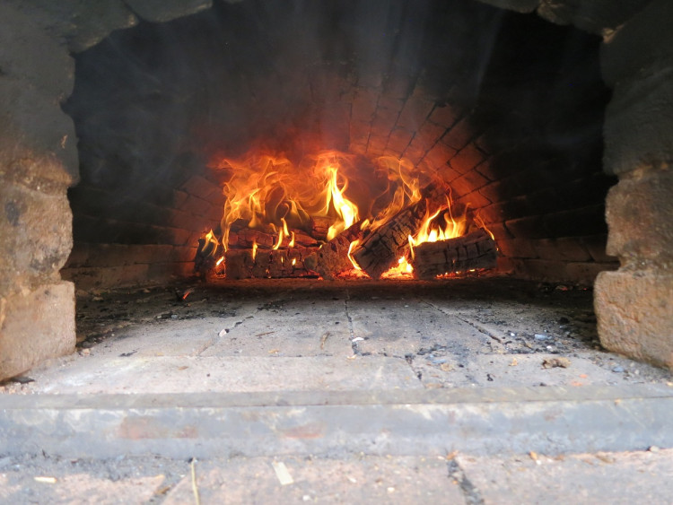 FOTO: Obecní pec už slouží svému účelu