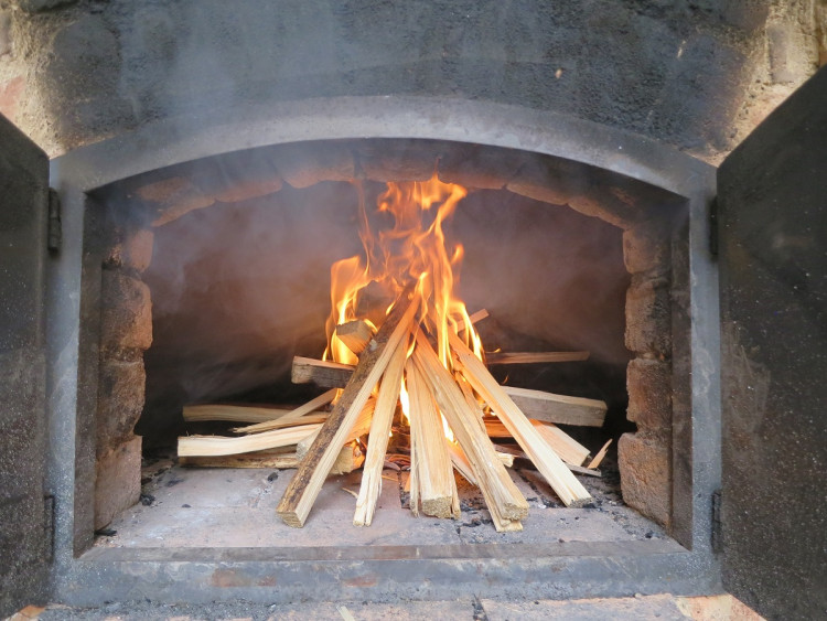 FOTO: Obecní pec už slouží svému účelu