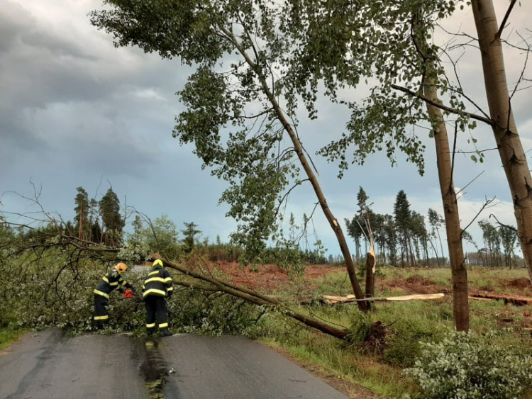 Hasiči opět bojovali s následky po bouřce