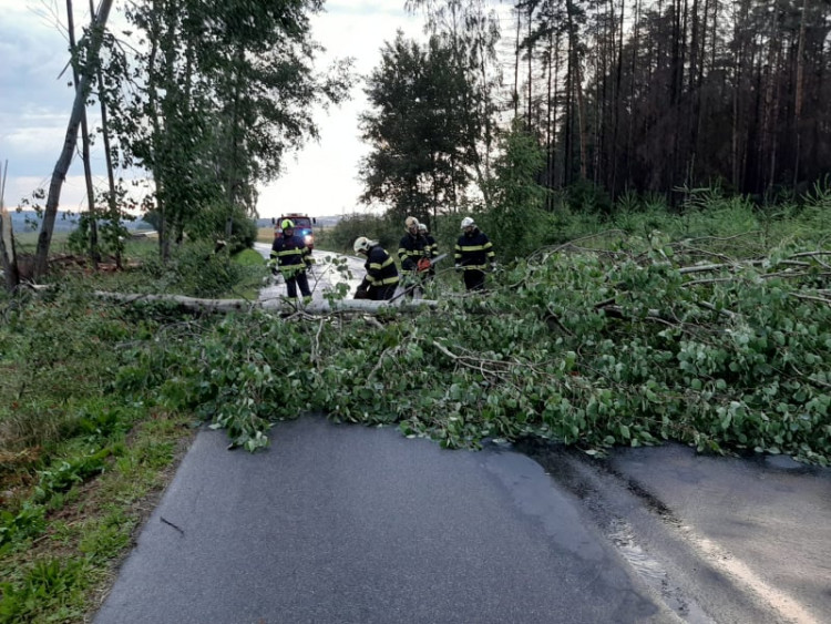 Hasiči opět bojovali s následky po bouřce