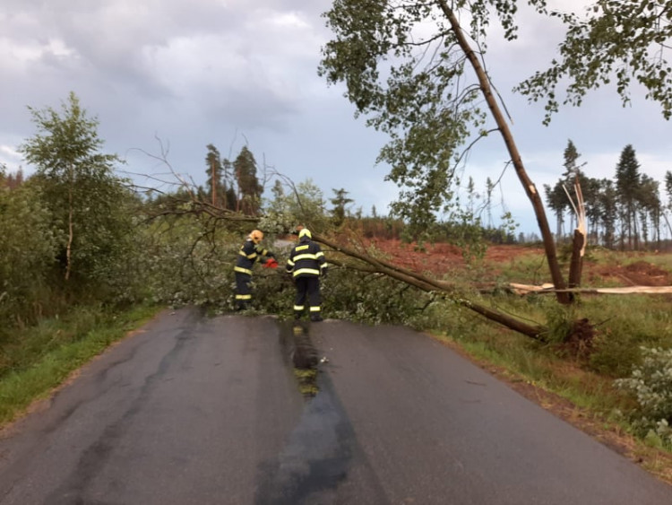 Hasiči opět bojovali s následky po bouřce