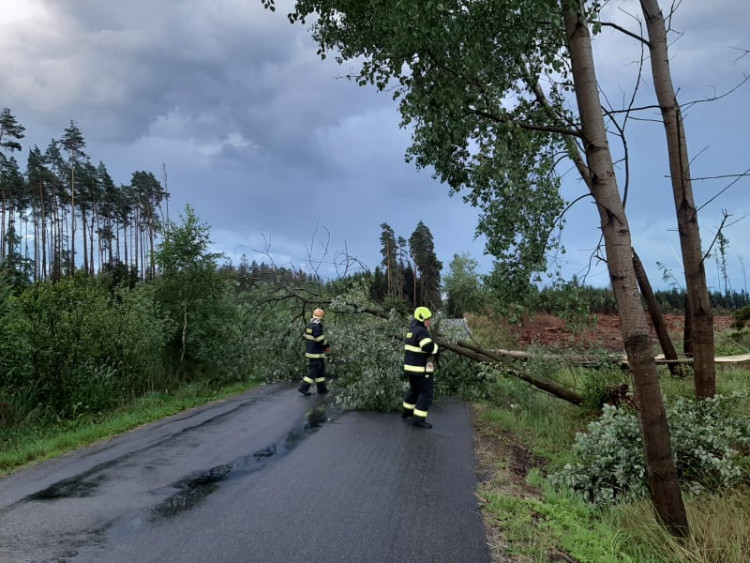 Hasiči opět bojovali s následky po bouřce