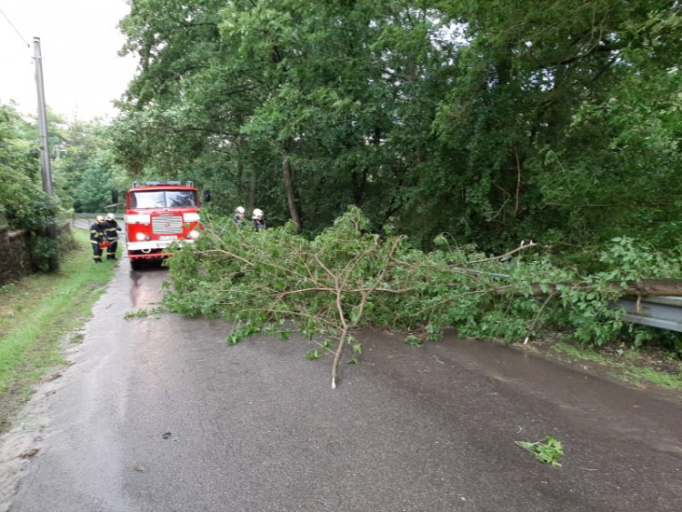 Hasiči opět bojovali s následky po bouřce