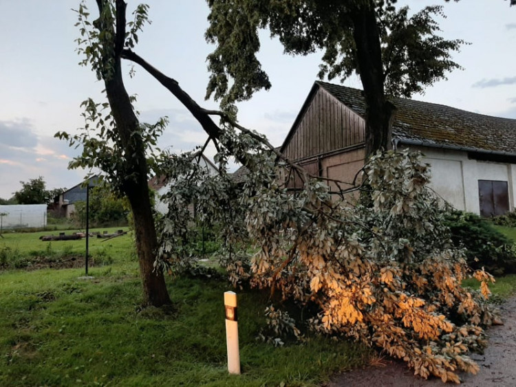 Hasiči opět bojovali s následky po bouřce