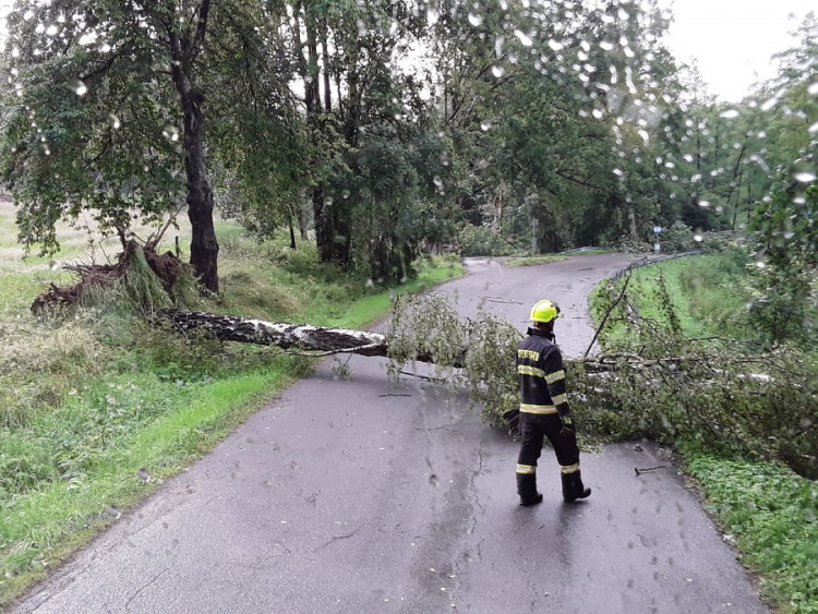 Hasiči opět bojovali s následky po bouřce
