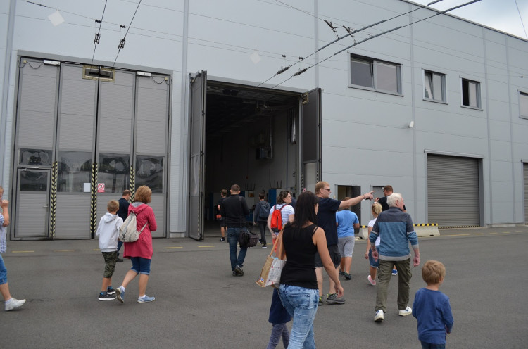 Návštěvníci festivalu v areálu depa na Karlově