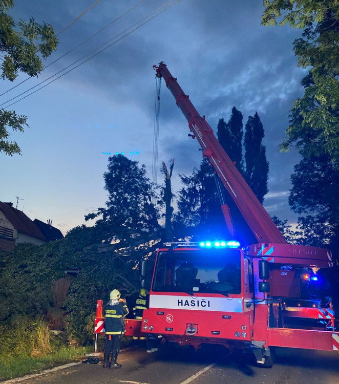 FOTO : Hasiče zaměstnal silný vítr, vyjížděli k desítkám případů