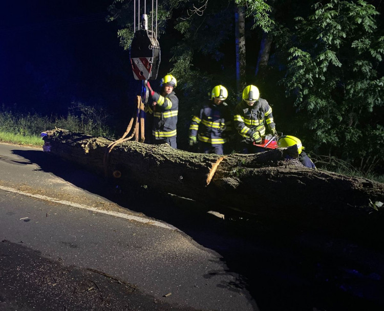 FOTO : Hasiče zaměstnal silný vítr, vyjížděli k desítkám případů