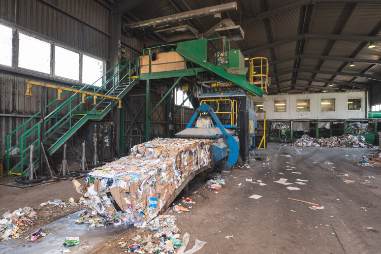 Tam, kde končí odpadky. Reportáž z vyškovské třídírny Respono, autor: Tomáš Valnoha