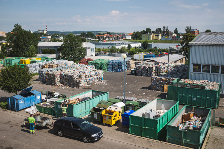 Tam, kde končí odpadky. Reportáž z vyškovské třídírny Respono, autor: Tomáš Valnoha