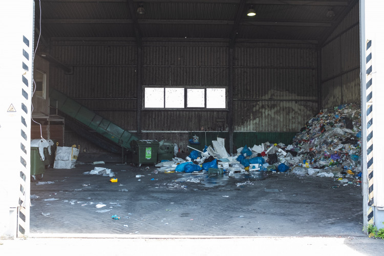 Tam, kde končí odpadky. Reportáž z vyškovské třídírny Respono, autor: Tomáš Valnoha