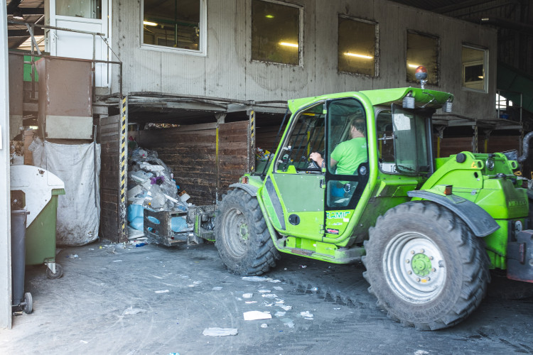 Tam, kde končí odpadky. Reportáž z vyškovské třídírny Respono, autor: Tomáš Valnoha