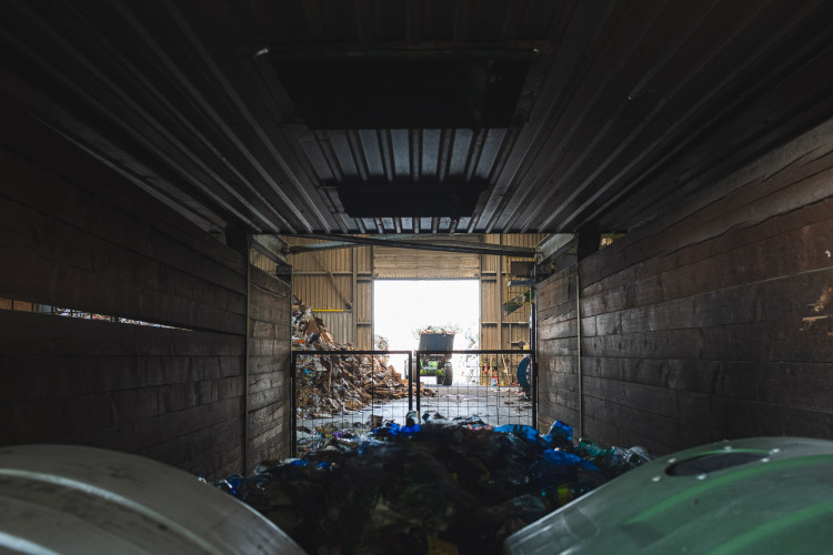 Tam, kde končí odpadky. Reportáž z vyškovské třídírny Respono, autor: Tomáš Valnoha