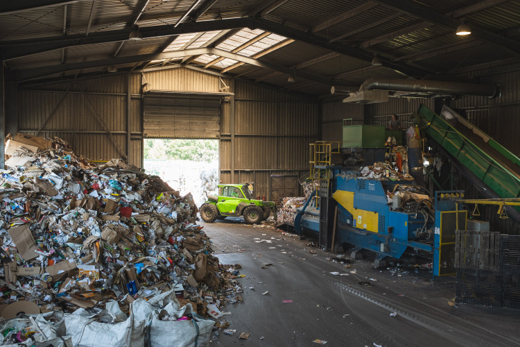 Tam, kde končí odpadky. Reportáž z vyškovské třídírny Respono, autor: Tomáš Valnoha