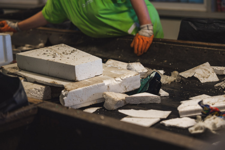 Tam, kde končí odpadky. Reportáž z vyškovské třídírny Respono, autor: Tomáš Valnoha