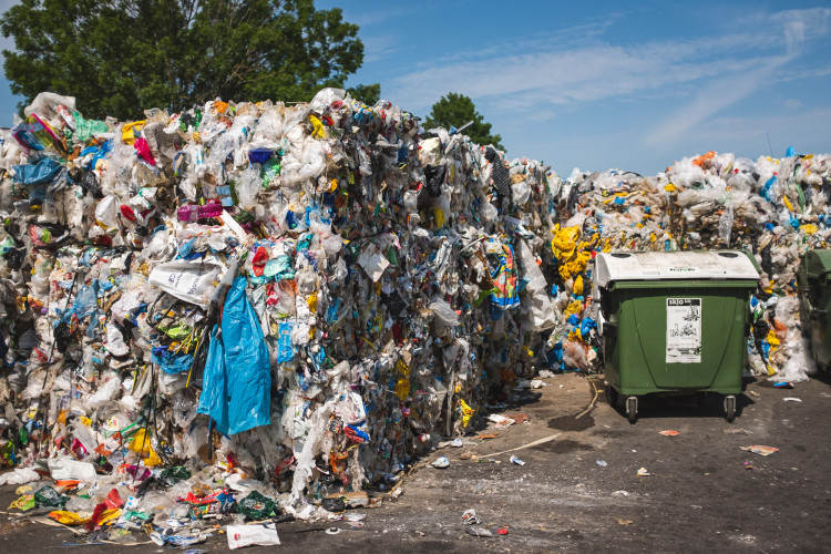 Tam, kde končí odpadky. Reportáž z vyškovské třídírny Respono, autor: Tomáš Valnoha