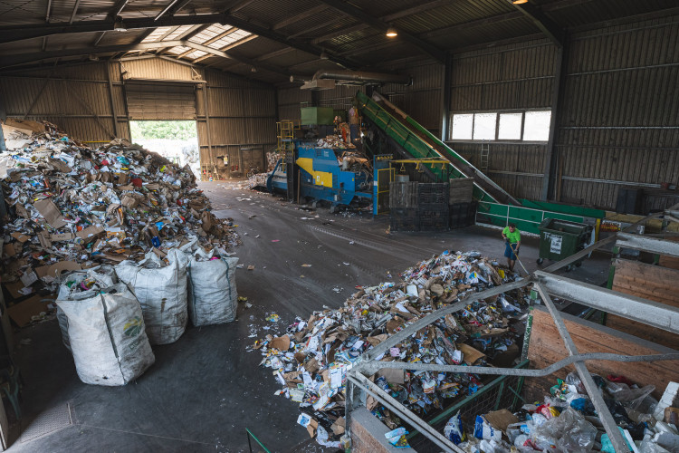 Tam, kde končí odpadky. Reportáž z vyškovské třídírny Respono, autor: Tomáš Valnoha