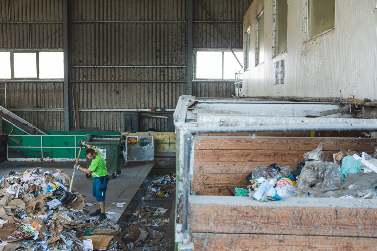 Tam, kde končí odpadky. Reportáž z vyškovské třídírny Respono, autor: Tomáš Valnoha