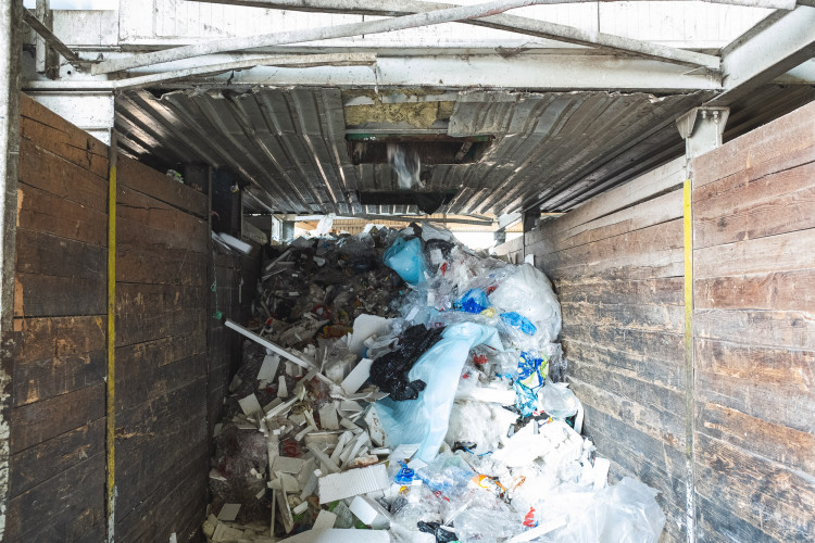 Tam, kde končí odpadky. Reportáž z vyškovské třídírny Respono, autor: Tomáš Valnoha