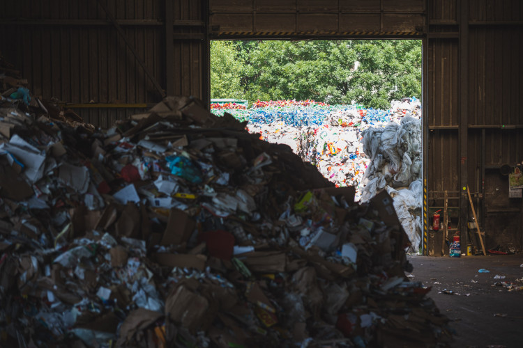 Tam, kde končí odpadky. Reportáž z vyškovské třídírny Respono, autor: Tomáš Valnoha