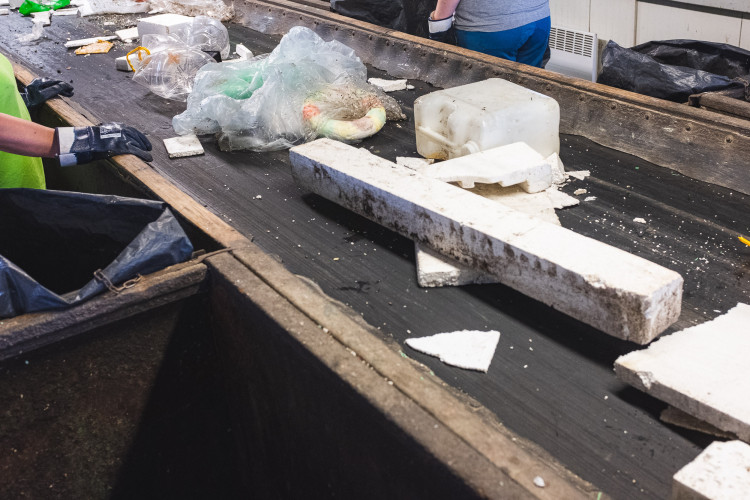 Tam, kde končí odpadky. Reportáž z vyškovské třídírny Respono, autor: Tomáš Valnoha