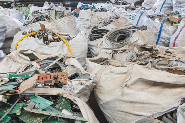 Tam, kde končí odpadky. Reportáž z vyškovské třídírny Respono, autor: Tomáš Valnoha