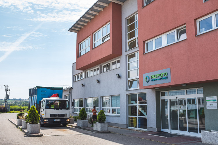 Tam, kde končí odpadky. Reportáž z vyškovské třídírny Respono, autor: Tomáš Valnoha