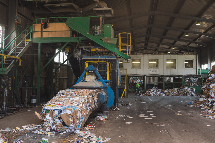 Tam, kde končí odpadky. Reportáž z vyškovské třídírny Respono, autor: Tomáš Valnoha