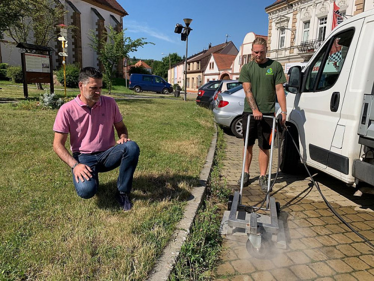 FOTOGALERIE: Ekologická likvidace plevele