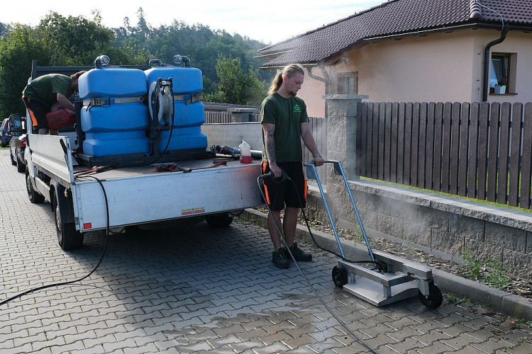 FOTOGALERIE: Ekologická likvidace plevele