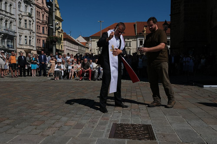FOTOGALERIE: Odhalení pamětní desky připomínající okupaci z 21. srpna 1968