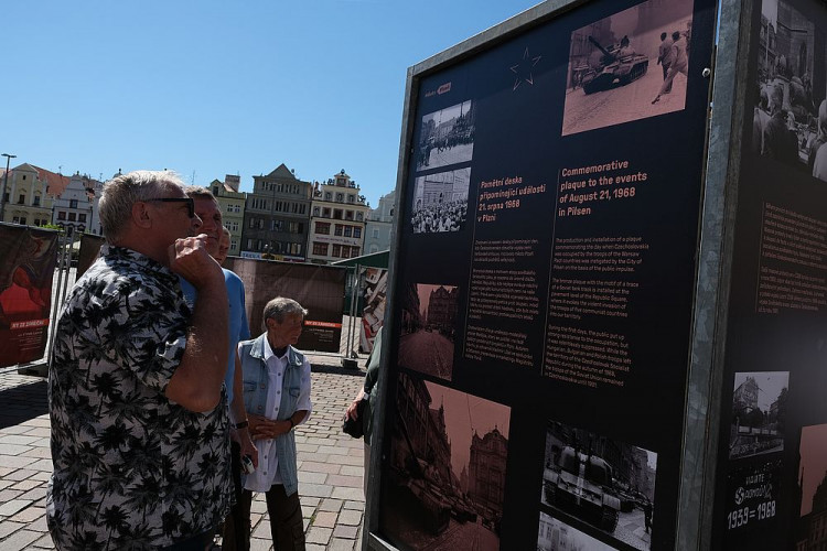 FOTOGALERIE: Odhalení pamětní desky připomínající okupaci z 21. srpna 1968