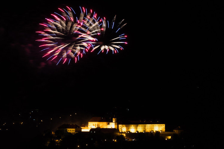 FOTO: Óda na šťastný let. Ohňostroj nad Špilberkem rozzářil noční oblohu