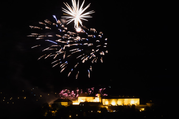 FOTO: Óda na šťastný let. Ohňostroj nad Špilberkem rozzářil noční oblohu