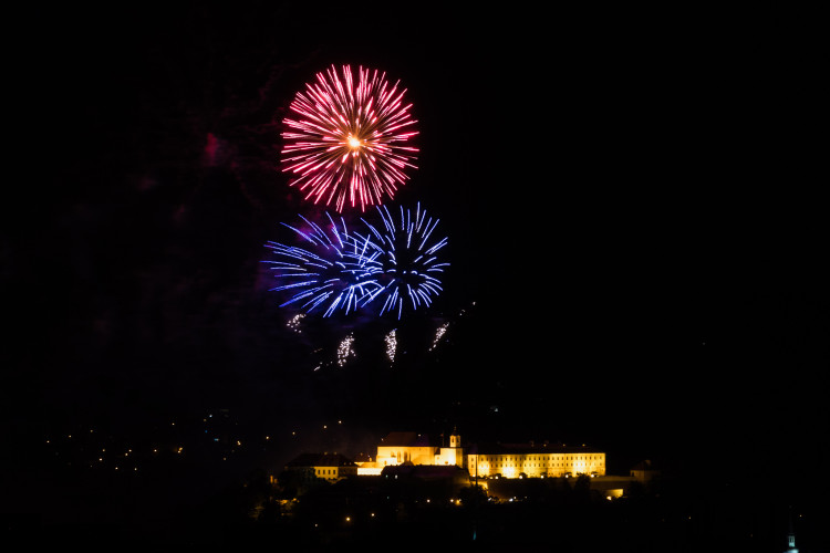 FOTO: Óda na šťastný let. Ohňostroj nad Špilberkem rozzářil noční oblohu