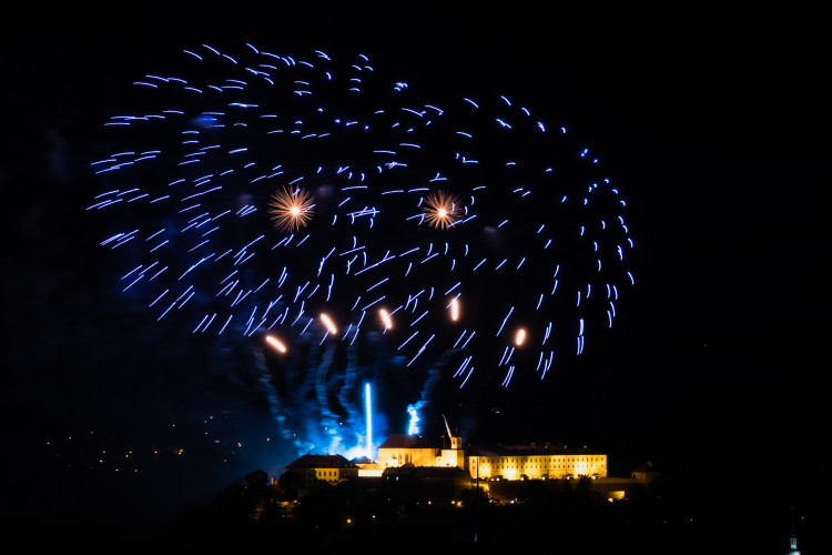 FOTO: Óda na šťastný let. Ohňostroj nad Špilberkem rozzářil noční oblohu