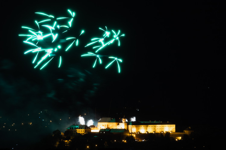 FOTO: Óda na šťastný let. Ohňostroj nad Špilberkem rozzářil noční oblohu