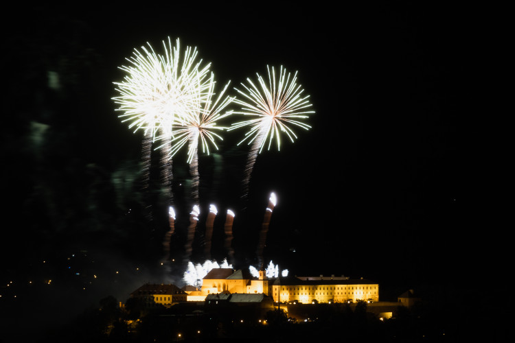 FOTO: Óda na šťastný let. Ohňostroj nad Špilberkem rozzářil noční oblohu