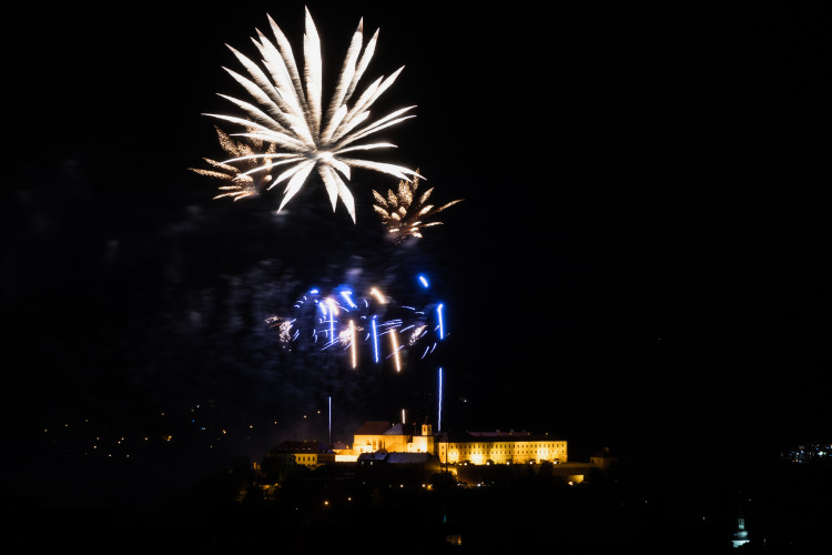 FOTO: Óda na šťastný let. Ohňostroj nad Špilberkem rozzářil noční oblohu