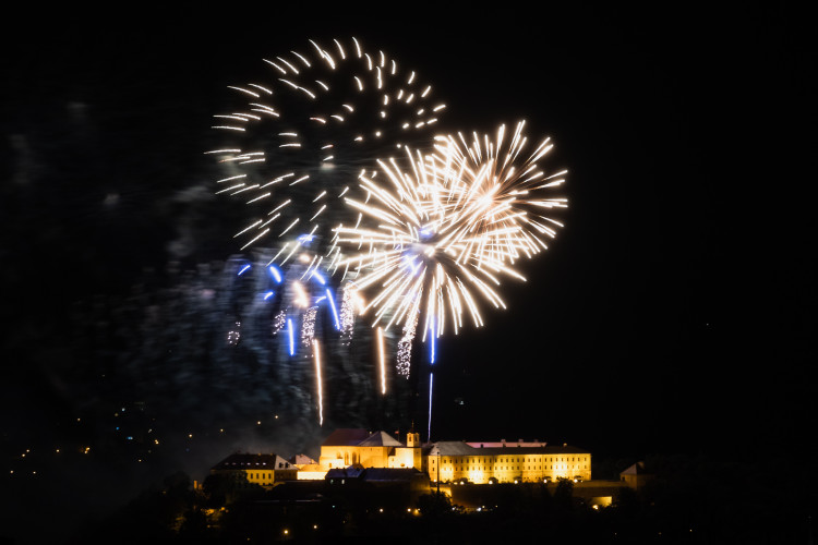 FOTO: Óda na šťastný let. Ohňostroj nad Špilberkem rozzářil noční oblohu
